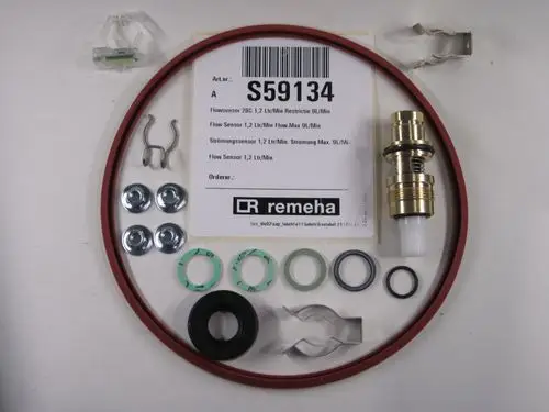 Remeha Flussmesserset mit verschiedenen Dichtungen, Schrauben und einem Flowsensor. Alle Teile sind übersichtlich angeordnet und beschriftet.